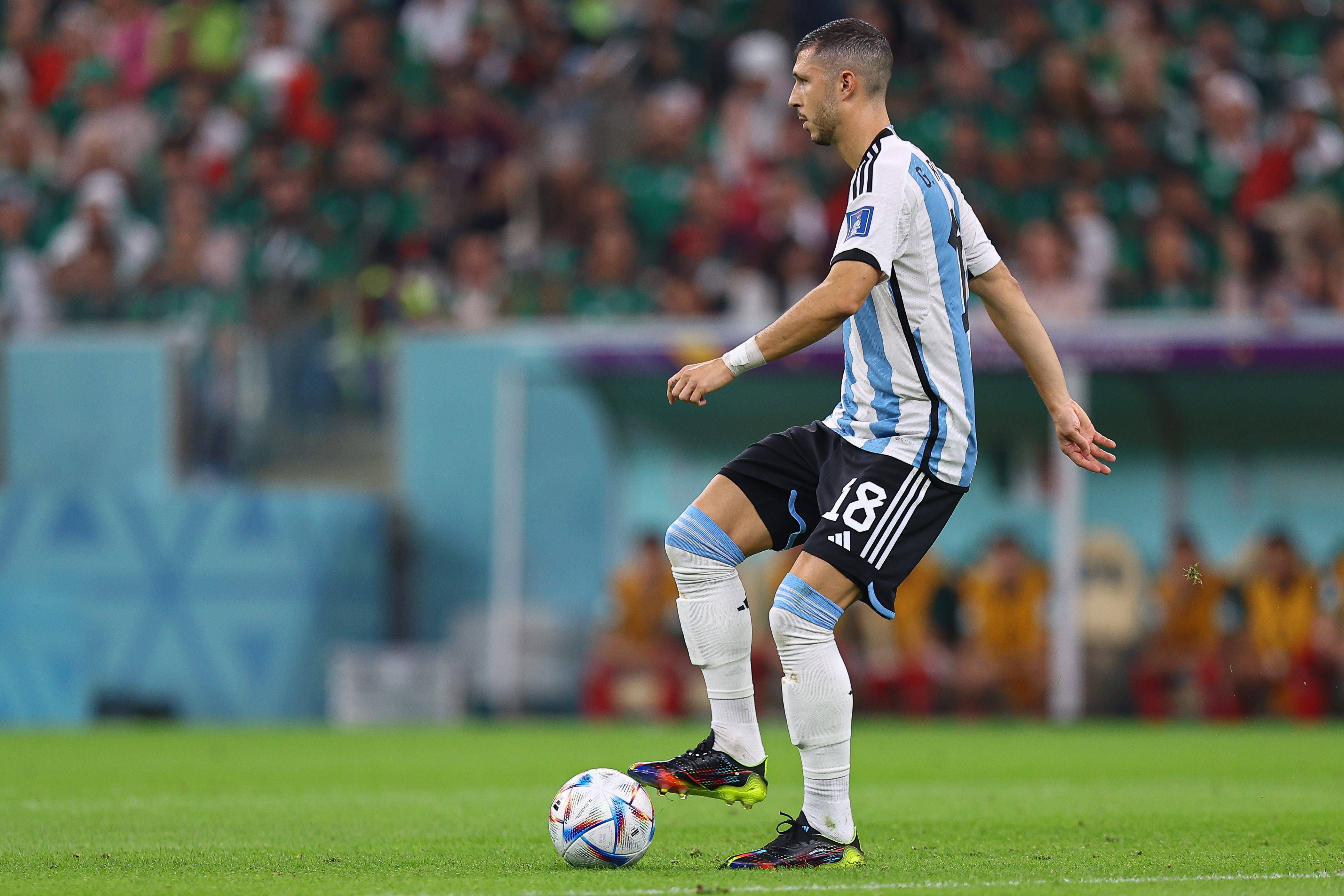 Guido Rodríguez con la pelota (foto: Cordón Press).