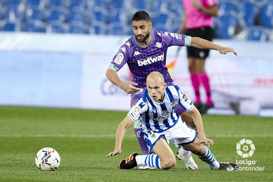 Guridi, en el césped, pugna por hacerse con el balón con Fekir.