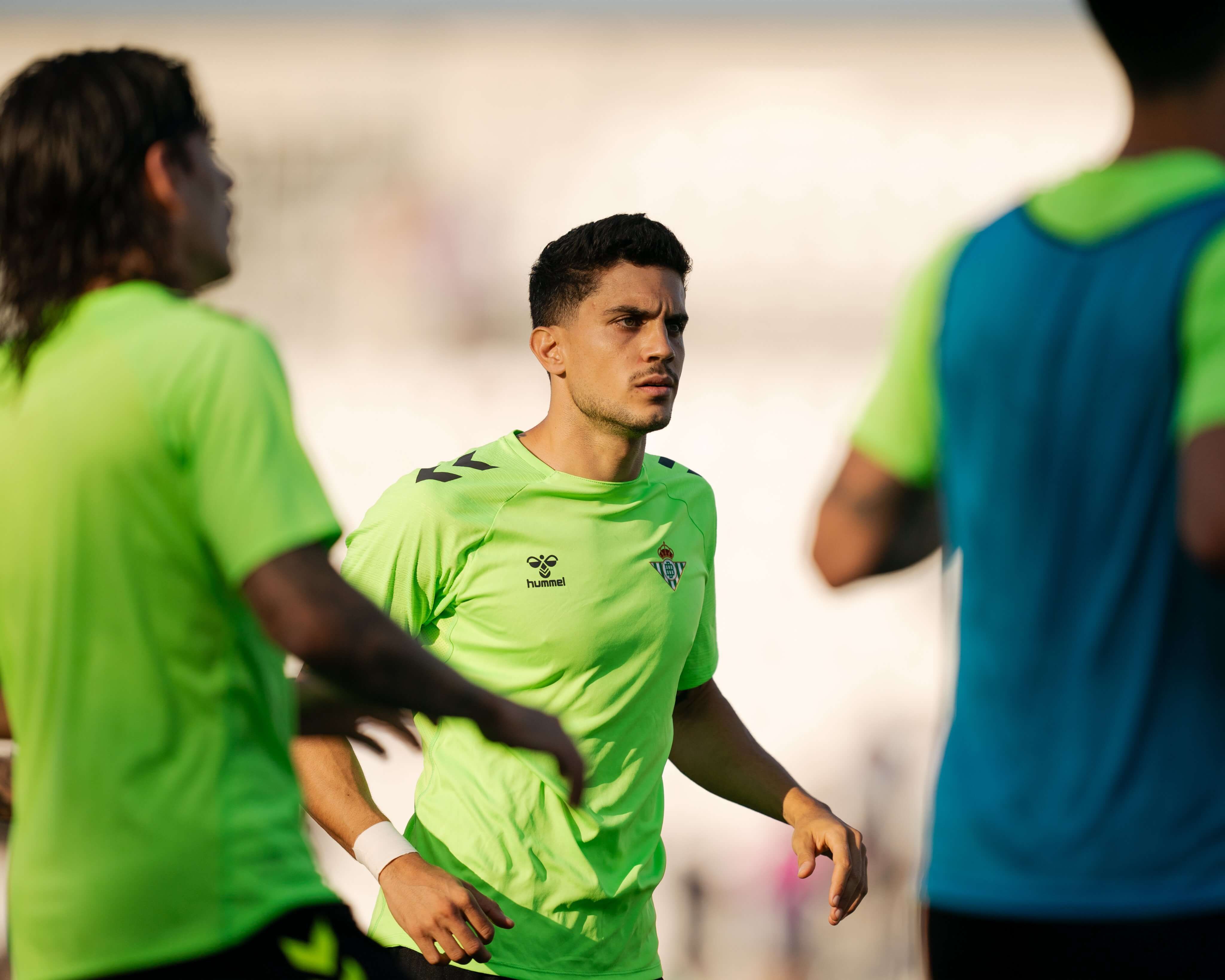 Marc Bartra, ante el Cádiz