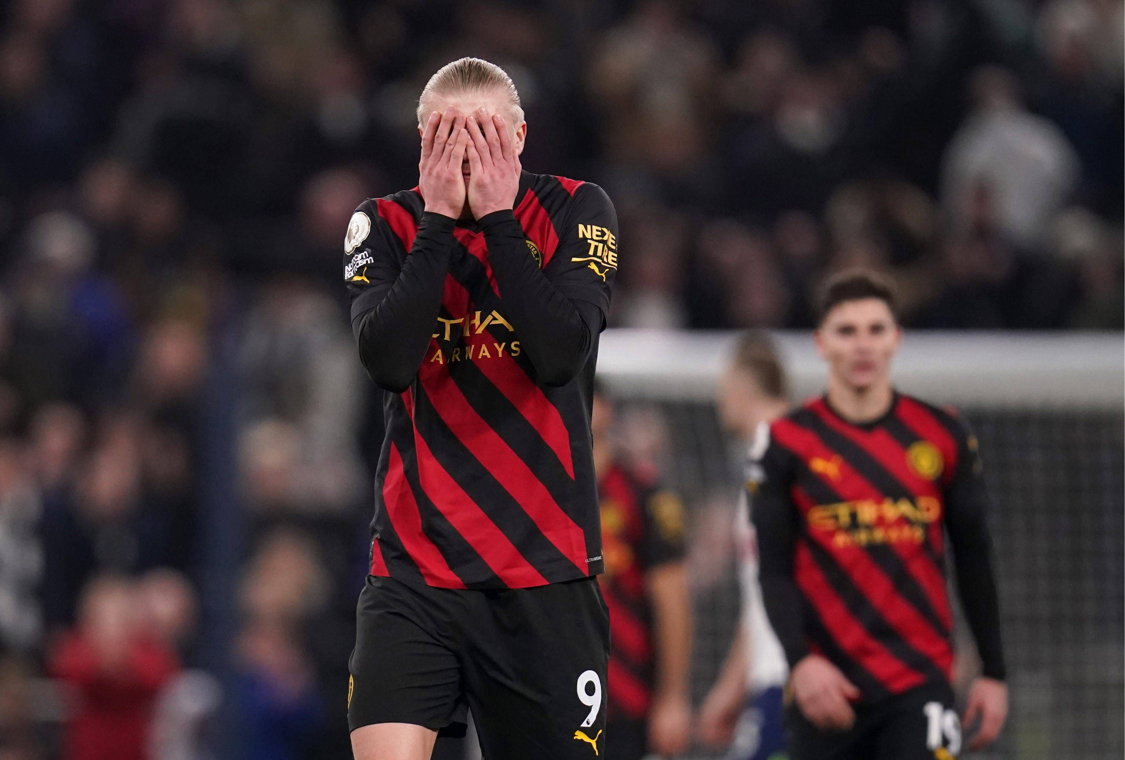 Erling Haaland se lamenta en un partido con el Manchester City.
