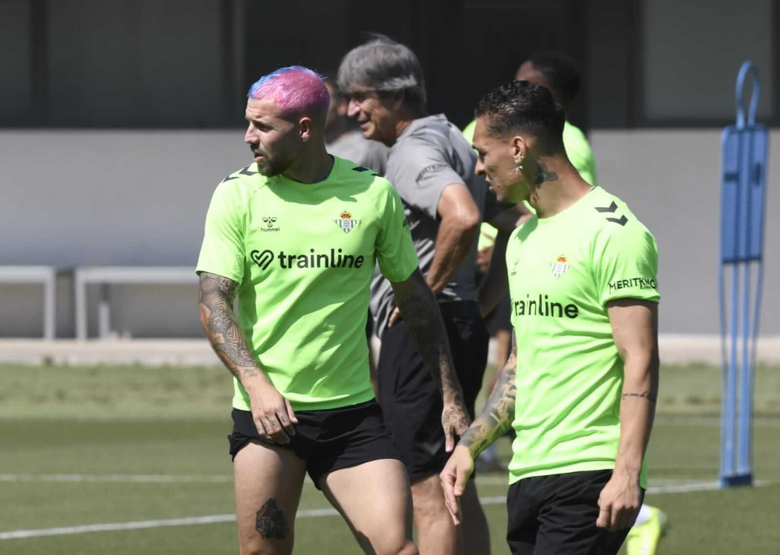 Aitor Ruibal, con el pelo teñido de azul y rosa.