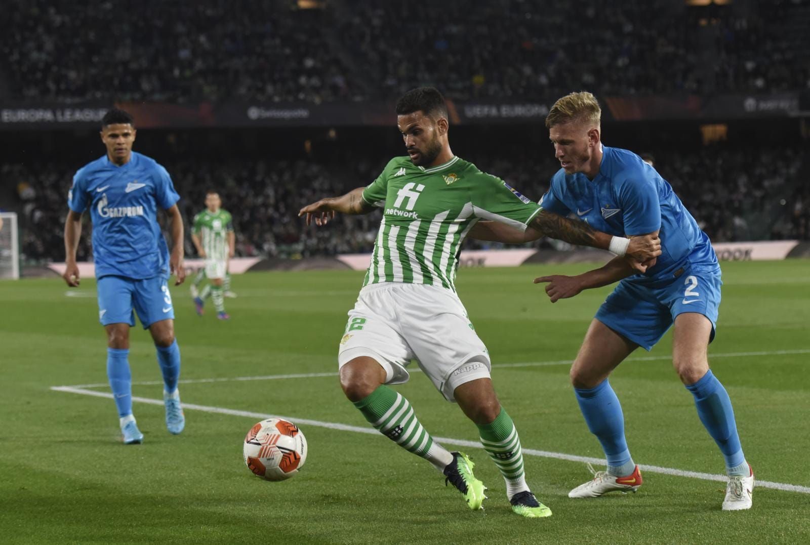 Willian José protege el balón en el Betis-Zenit.