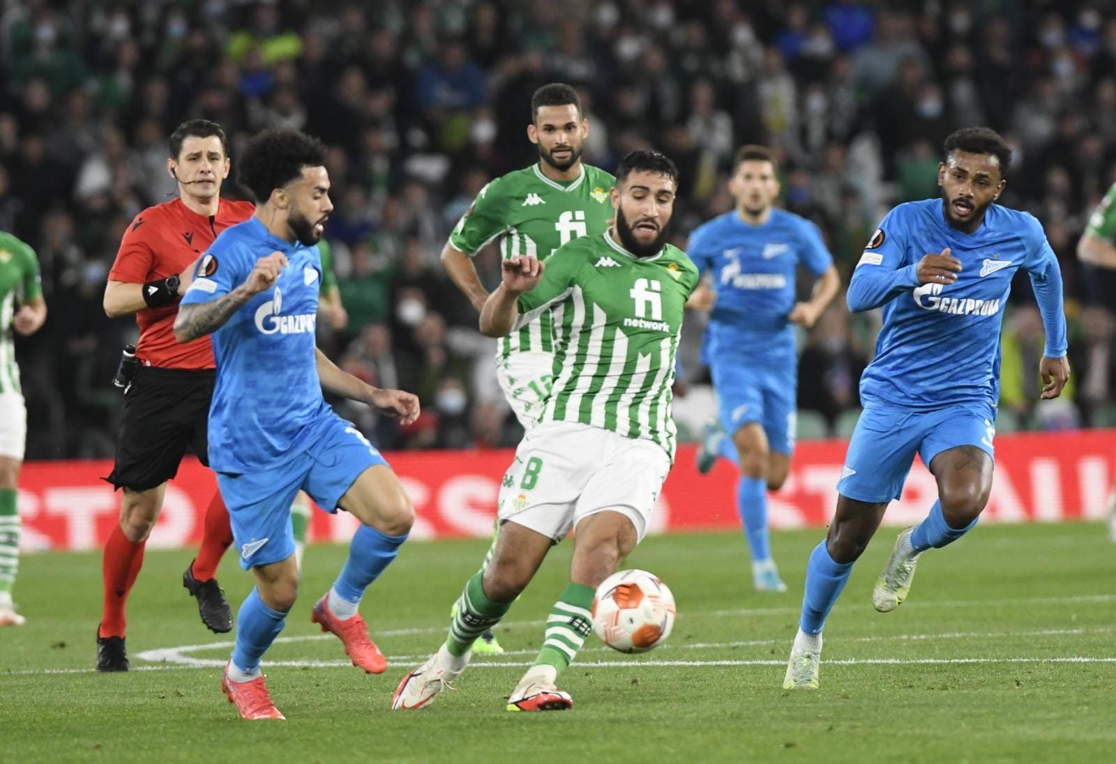 Fekir disputa un balón a Claudinho.