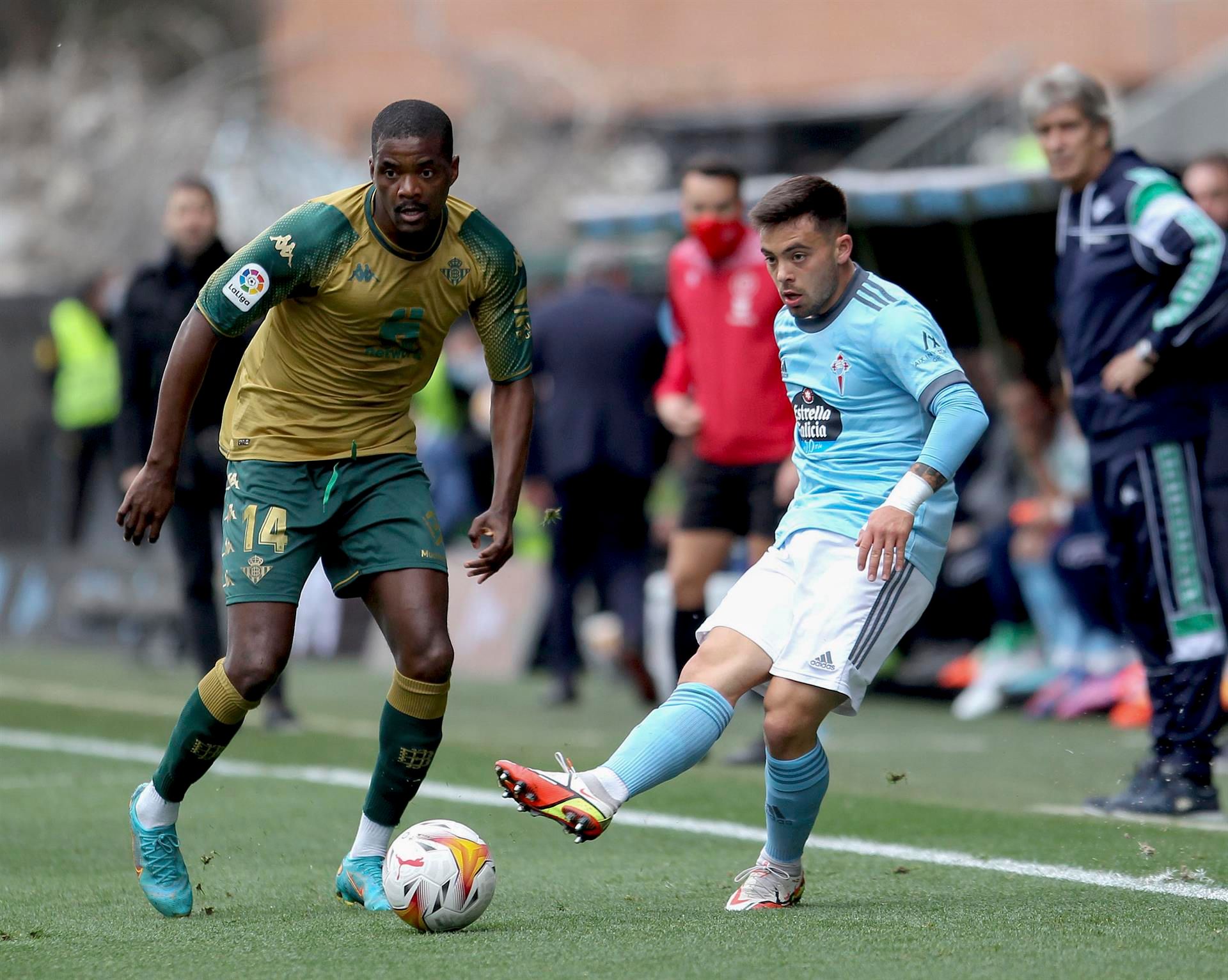 William Carvalho, ante Fran Beltrán en el Celta-Betis.