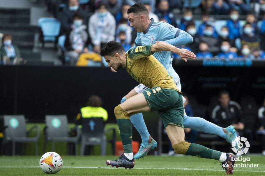  Marc Bartra pelea con Iago Aspas en el Celta-Betis