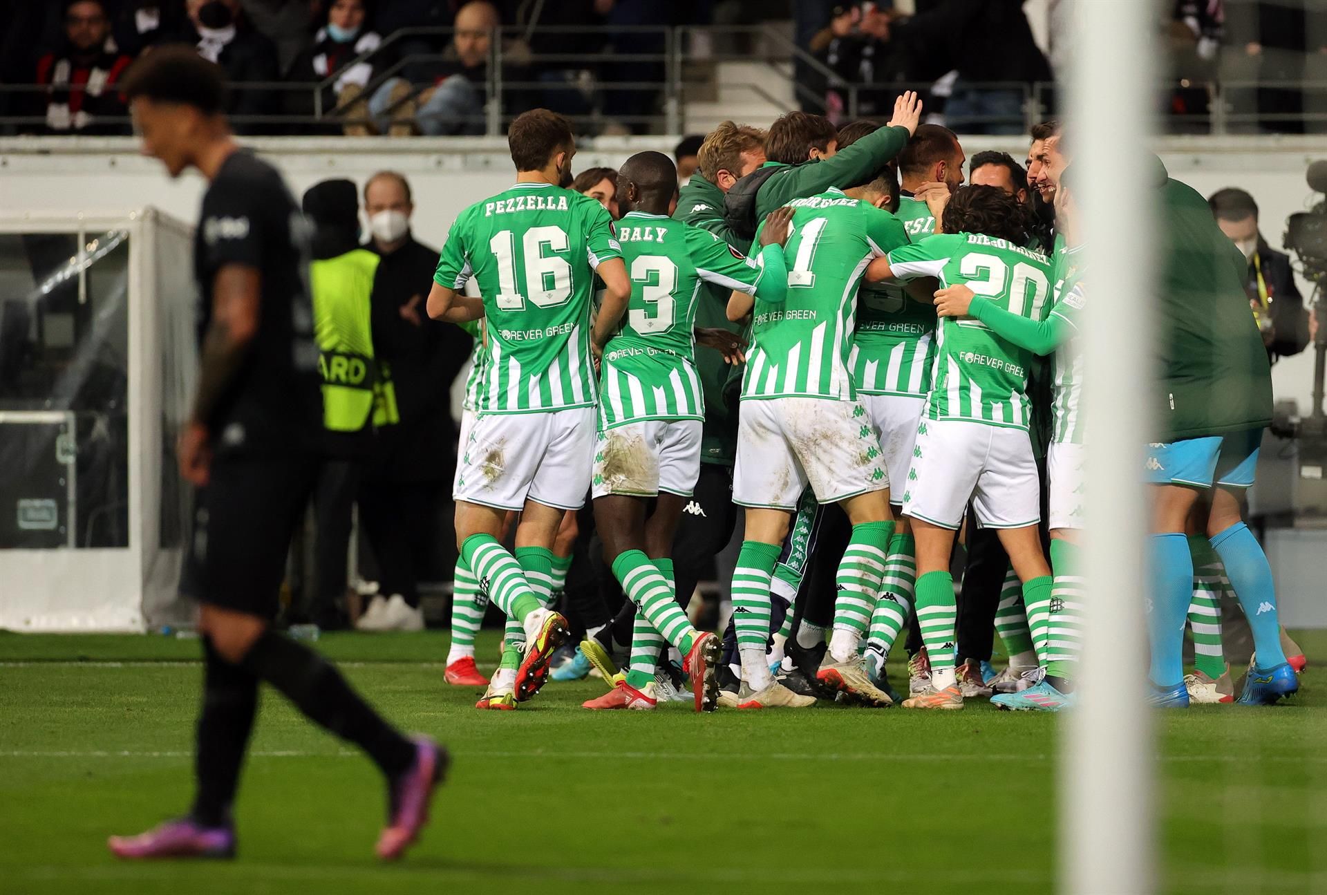 Los jugadores béticos celebran en una piña el tanto de Borja Igleisas.