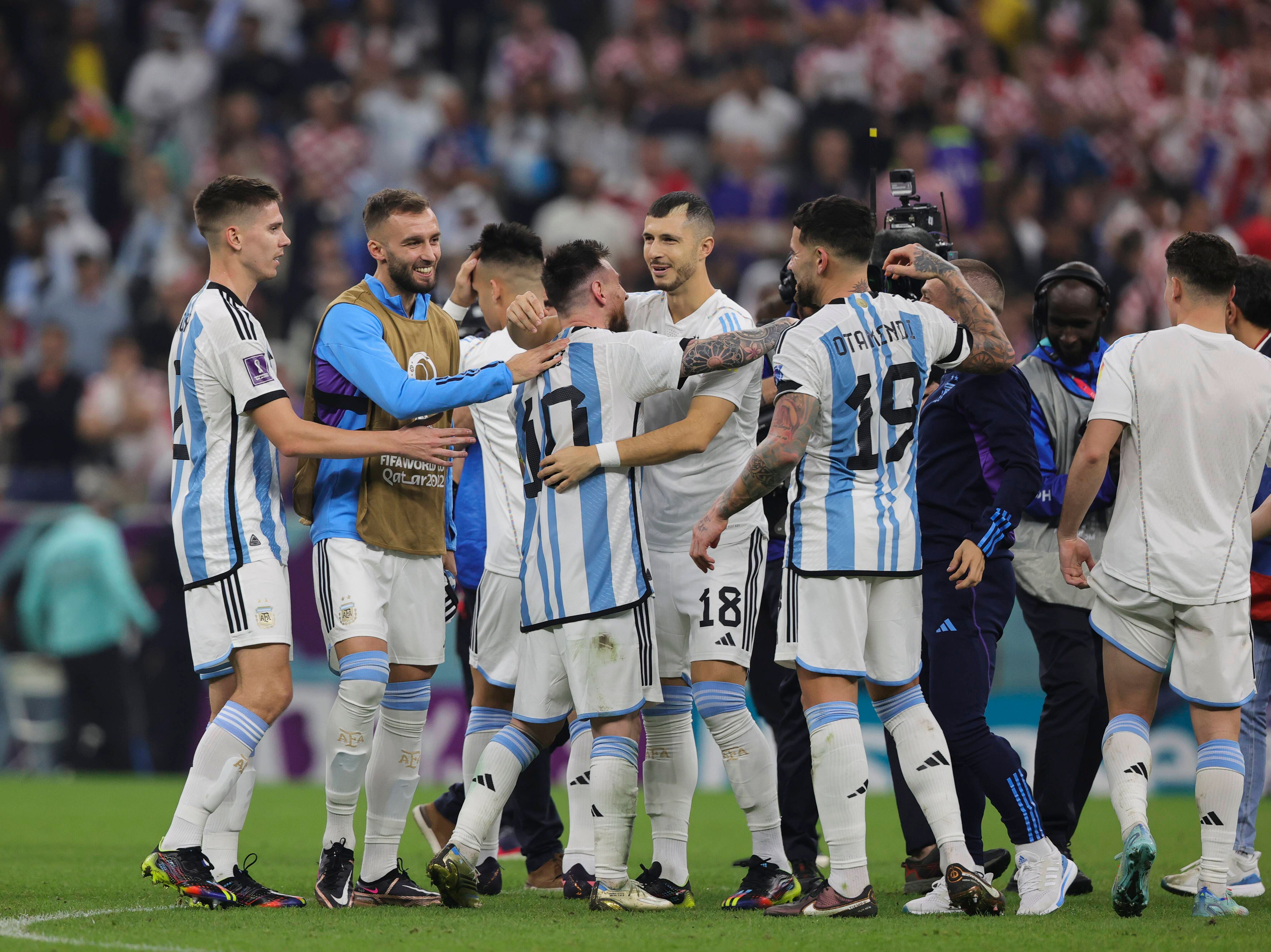 Guido Rodríguez y Pezzella celebran el pase de Argentina a la final del Mundial (Foto: Cordon Pres