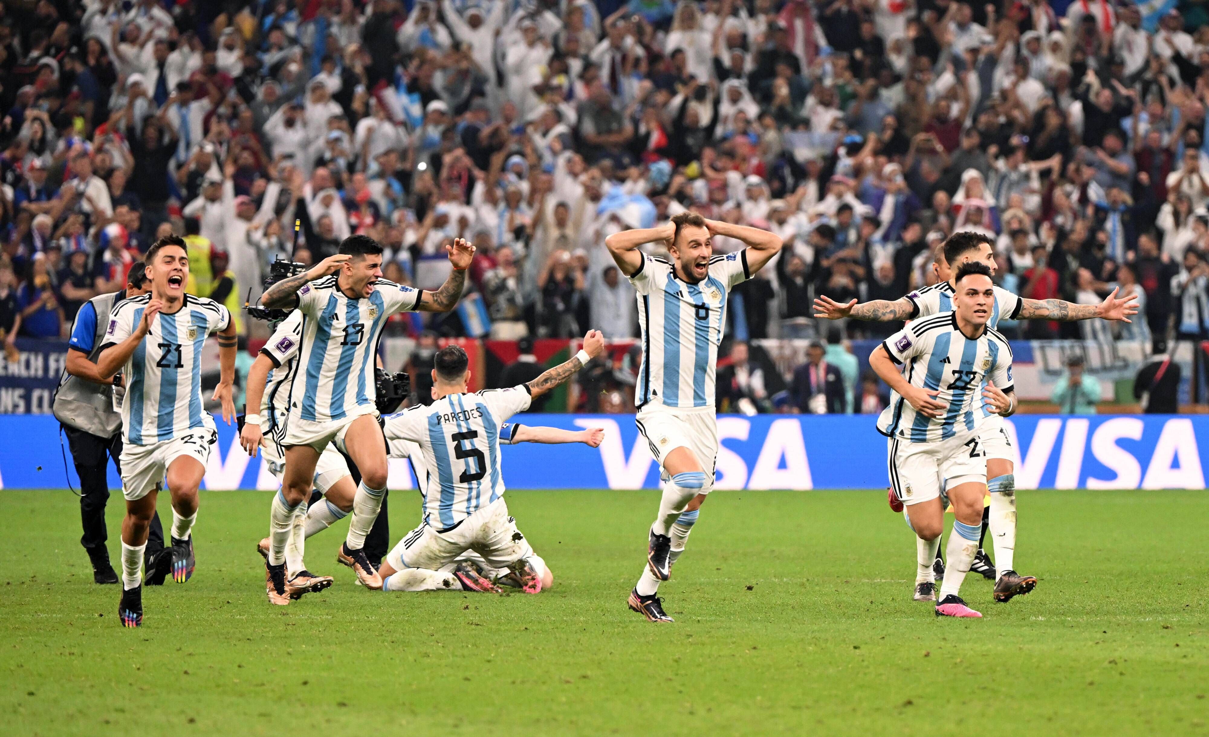 Pezzella celebra el Mundial ganado por Argentina.