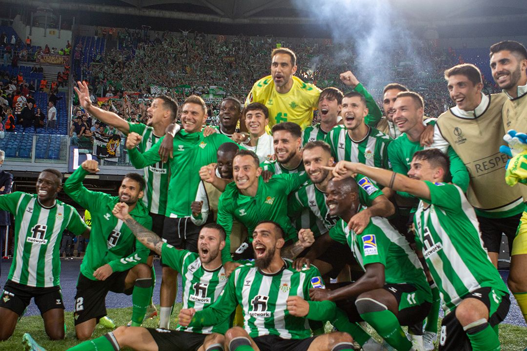  Imágenes de la fiesta del Betis tras ganar a la Roma.