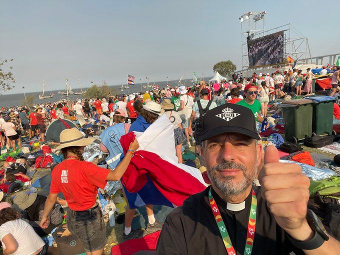  El Padre Israel al llegar a la JMJ con la gorra del Betis (Foto vía: @PIsraelRG)