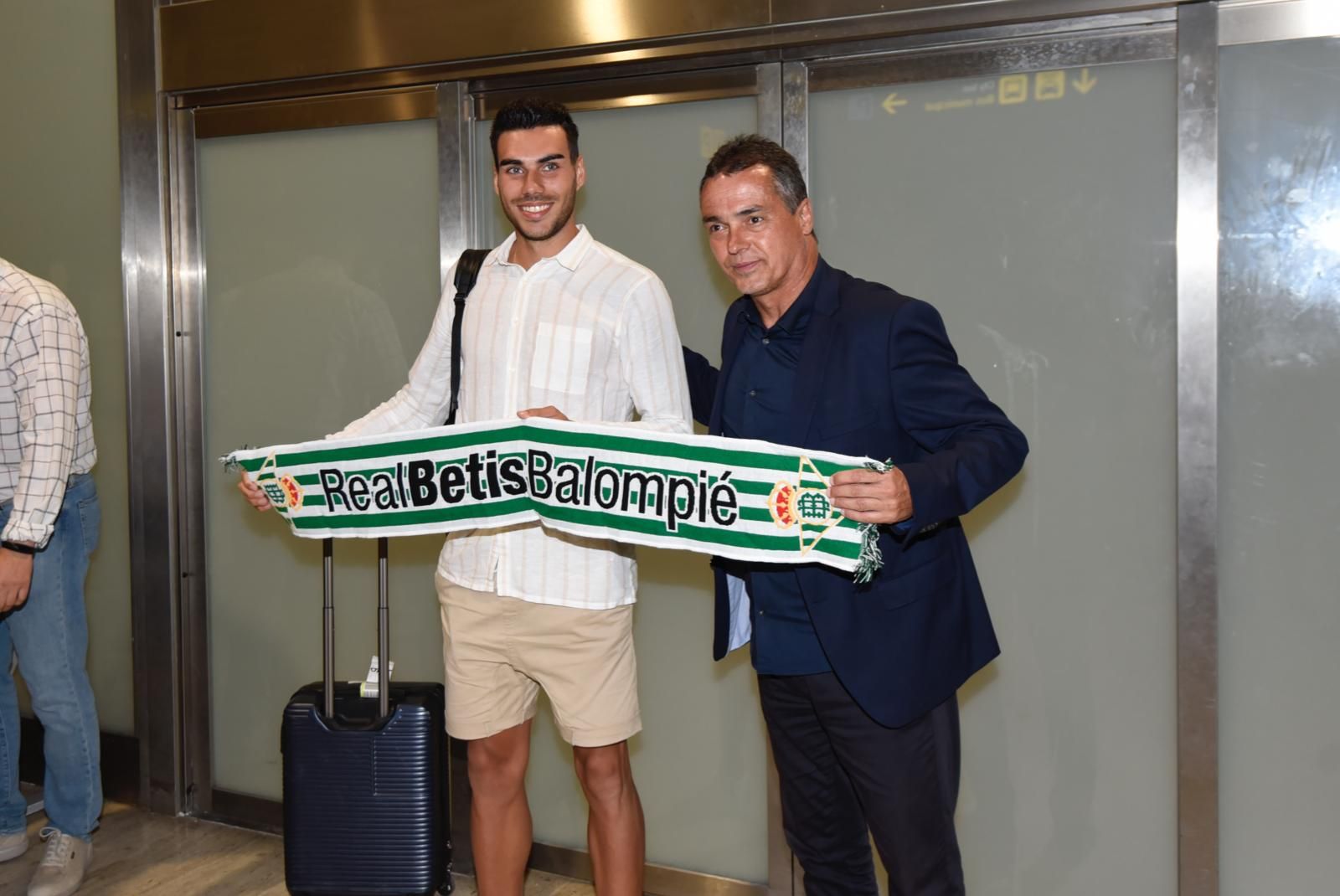 Dani Martín posa con la bufanda del Betis y con Alexis en el mercado de verano.