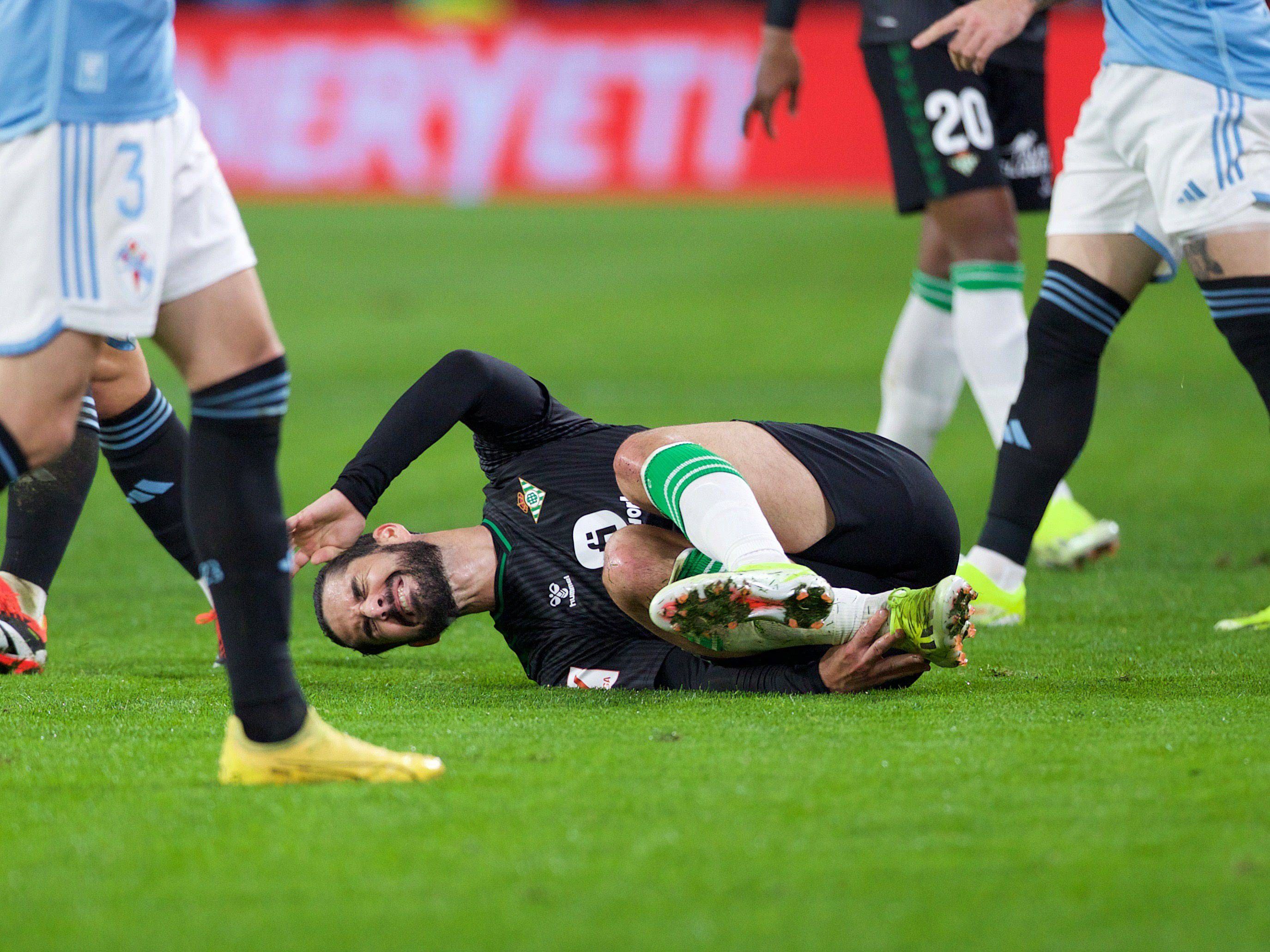 Isco Alarcón se duele sobre el césped de Balaídos (foto: Cordón Press).