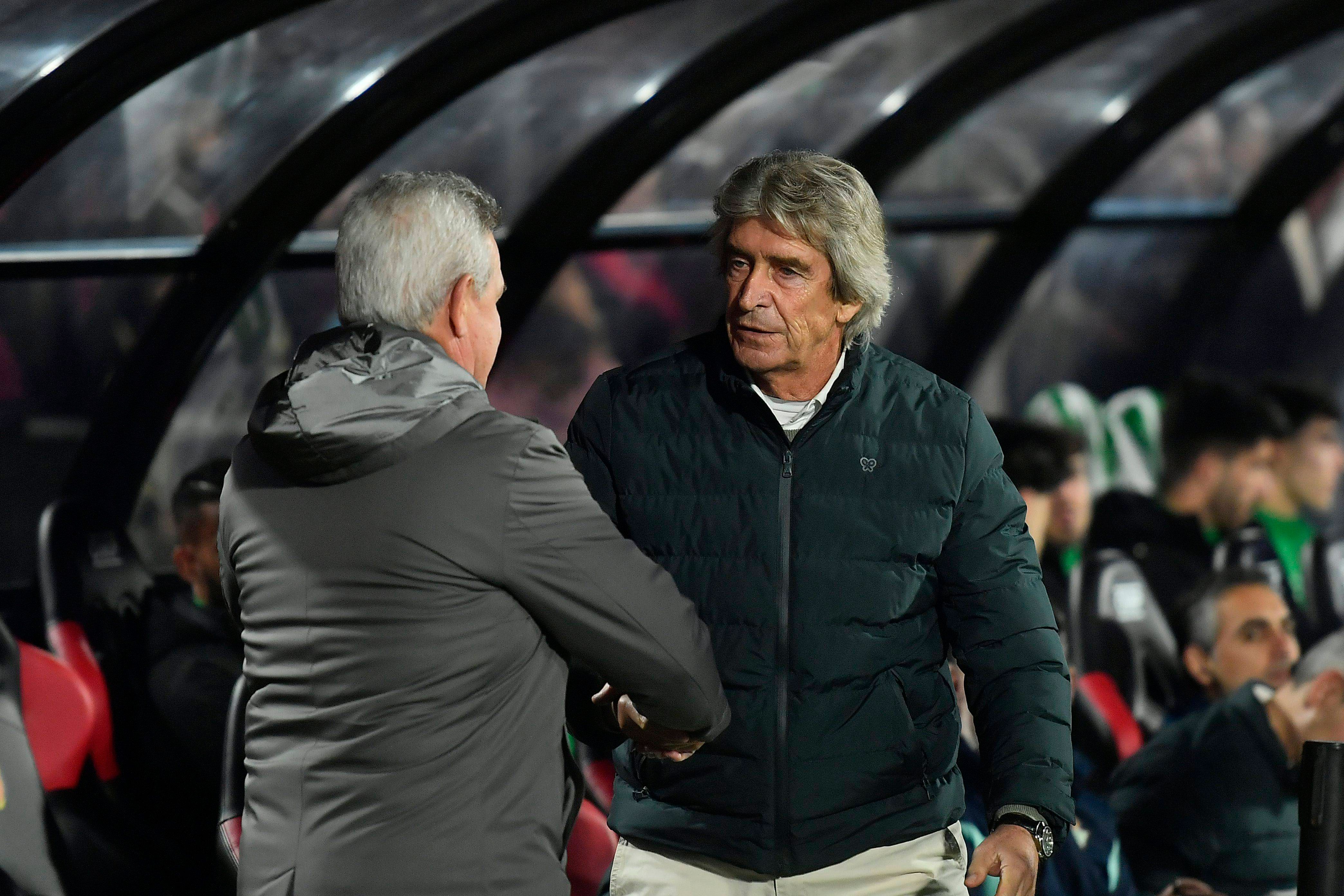 Pellegrini saluda a Aguirre en el Mallorca-Betis.