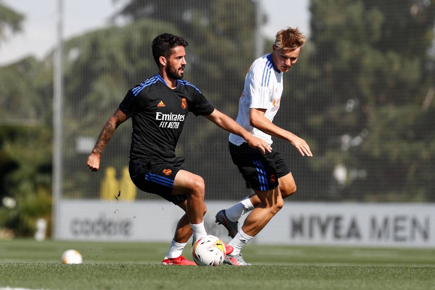 Isco Alarcón y Martin Odegaard, en una sesión del Real Madrid.