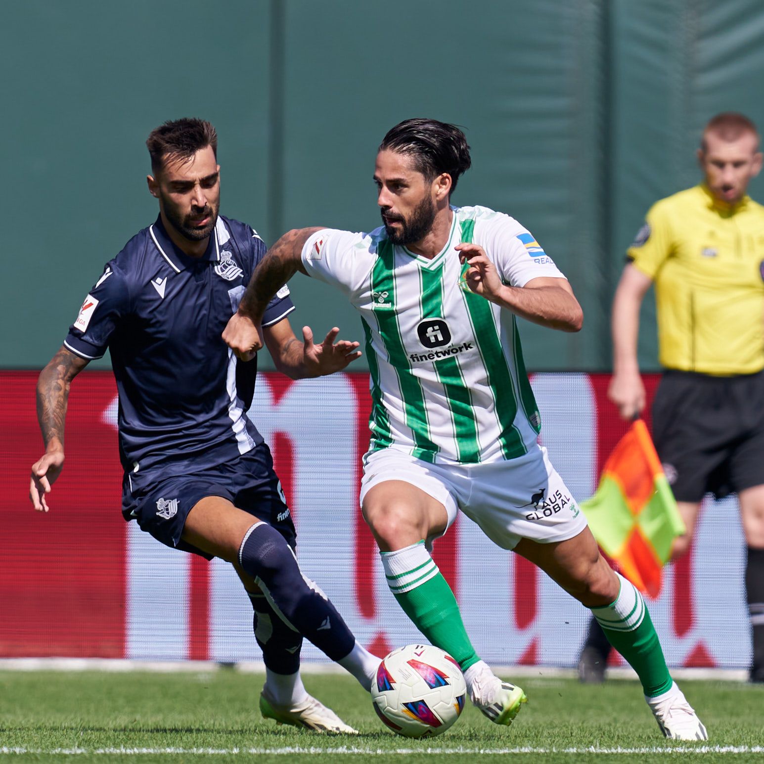 Isco, que debutaba oficialmente con el Betis, se va de Brais Méndez.