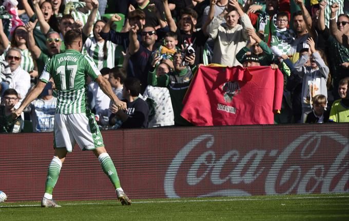 Joaquín Sánchez celebra uno de sus goles (foto: Kiko Hurtado).