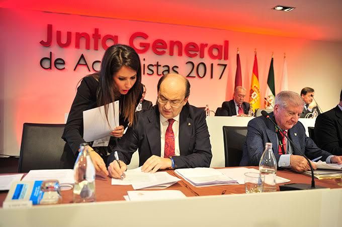  Carolina Alés, junto a José Castro, en una Junta de Accionistas.
