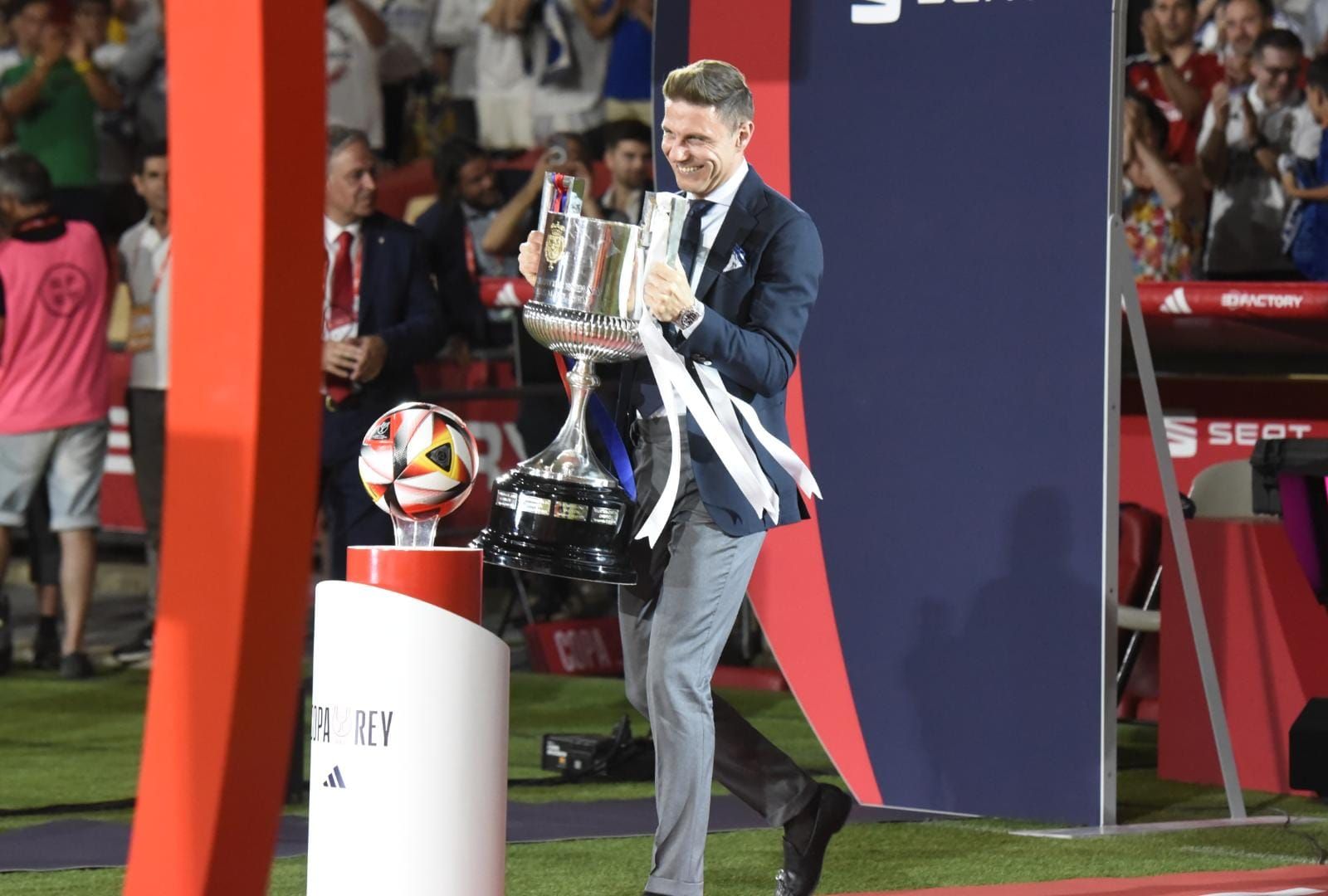  Joaquín, encargado de depositar la Copa del Rey.