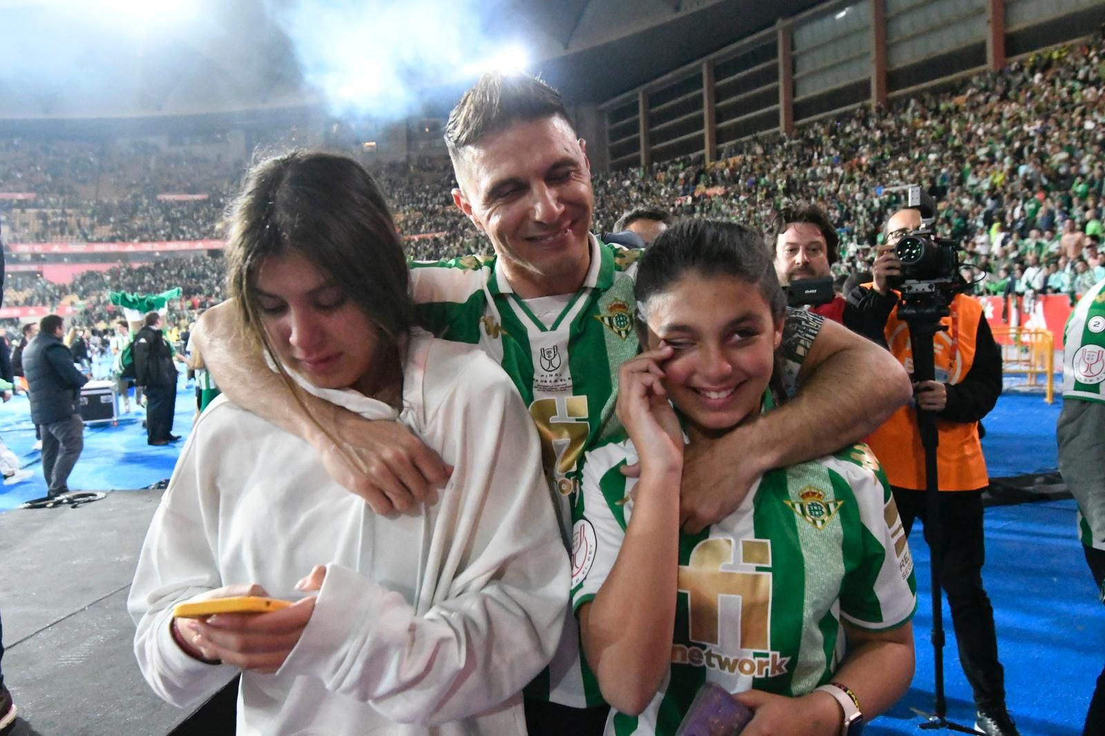 Joaquín emocionado junto a sus hijas