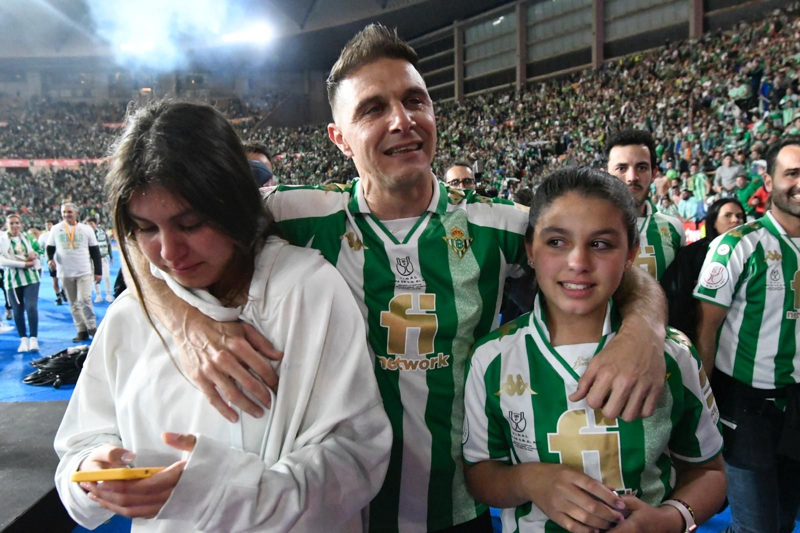 Joaquín emocionado junto a sus hijas.