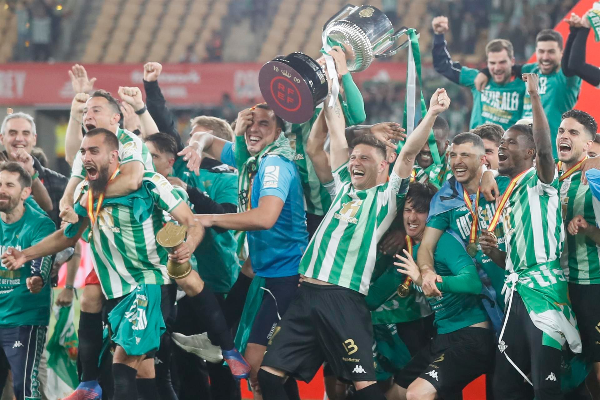  Joaquín levantando la Copa