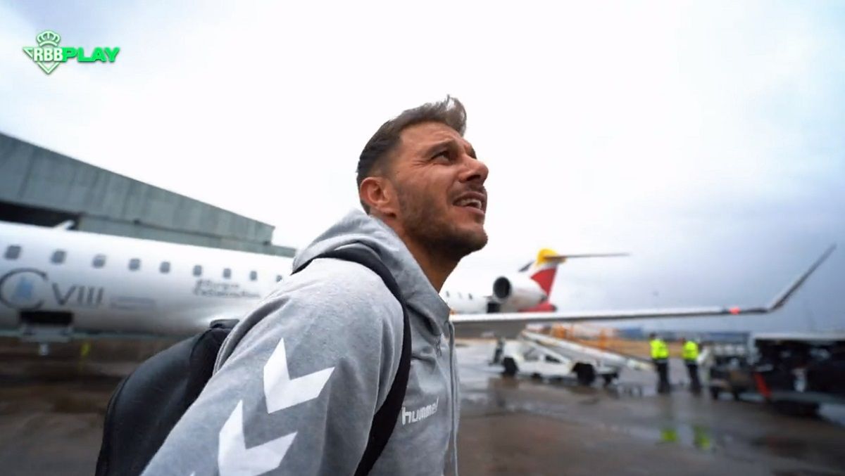  Joaquín, a la llegada del Betis a Inglaterra.