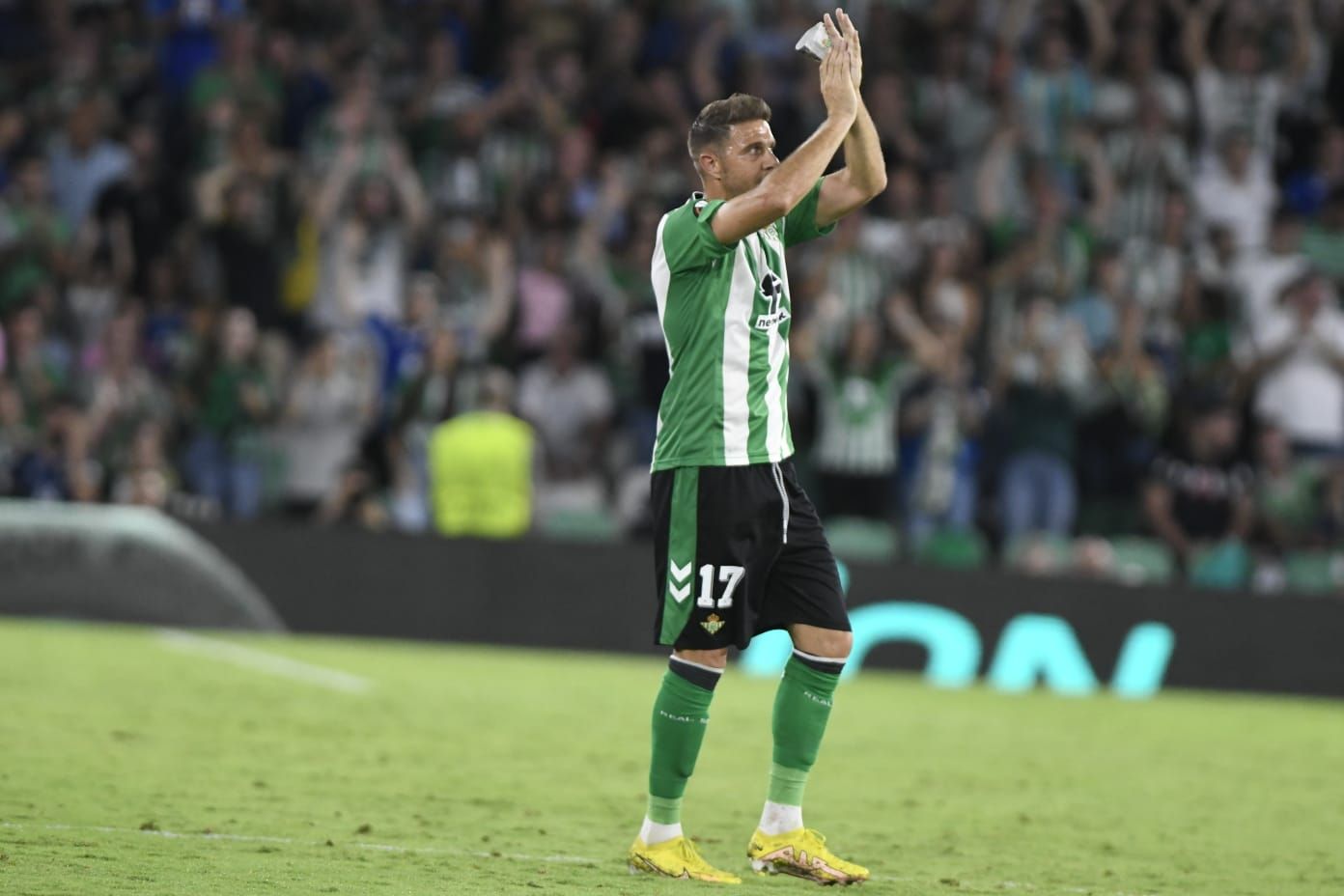  Joaquín recibe la ovación del Villamarín