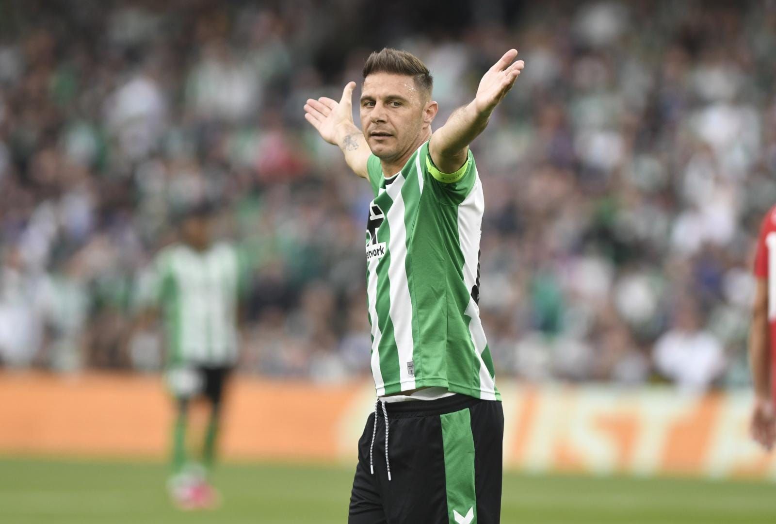 Joaquín Sánchez ante el Manchester