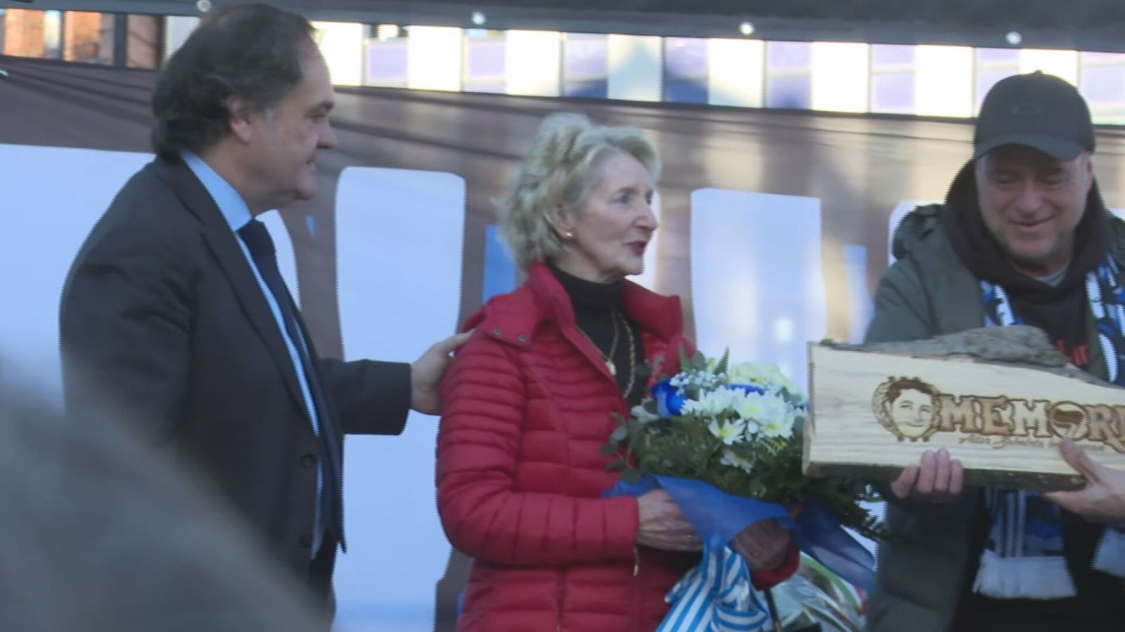  Jokin Aperribay junto a la madre y el hermano de Aitor Zabaleta en el acto homenaje.