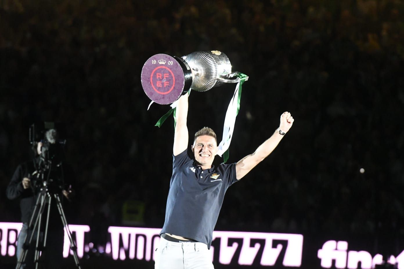  Joaquín Sánchez levantando la Copa