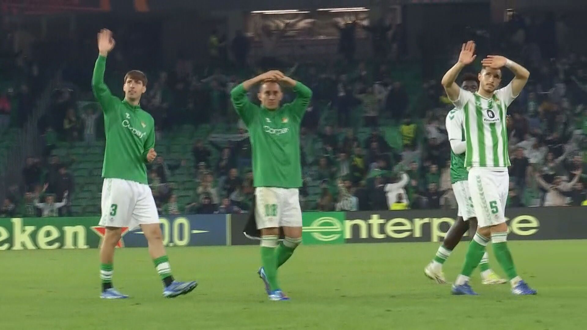  Juan Miranda, Andrés Guardado y Guido Rodríguez saludando a la afición.