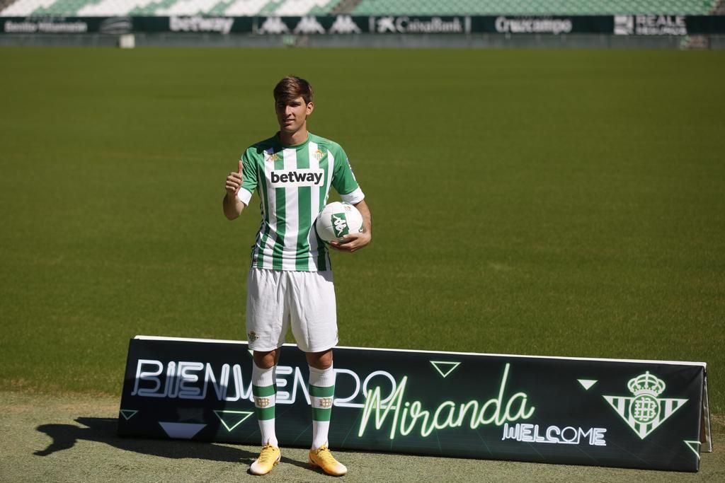  Juan Miranda, en su presentación con el Real Betis..