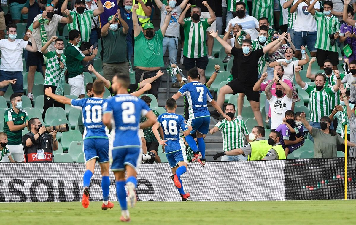  Juanmi celebra uno de sus goles en el Betis - Celtic