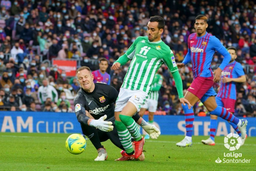 Juanmi, ante Ter Stegan en un lance del Barcelona-Betis.