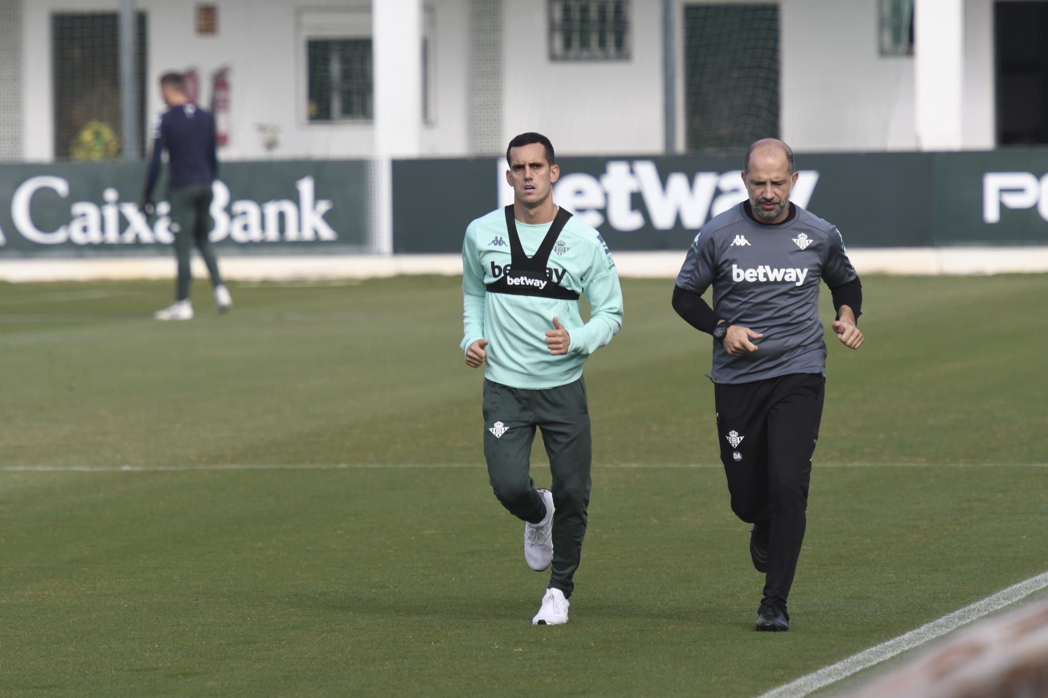  Juanmi hace trabajo específico en el entrenamiento del Betis.