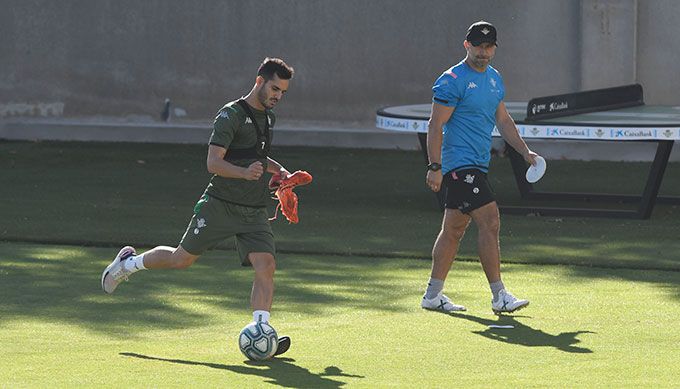  Juanmi, tocando balón.