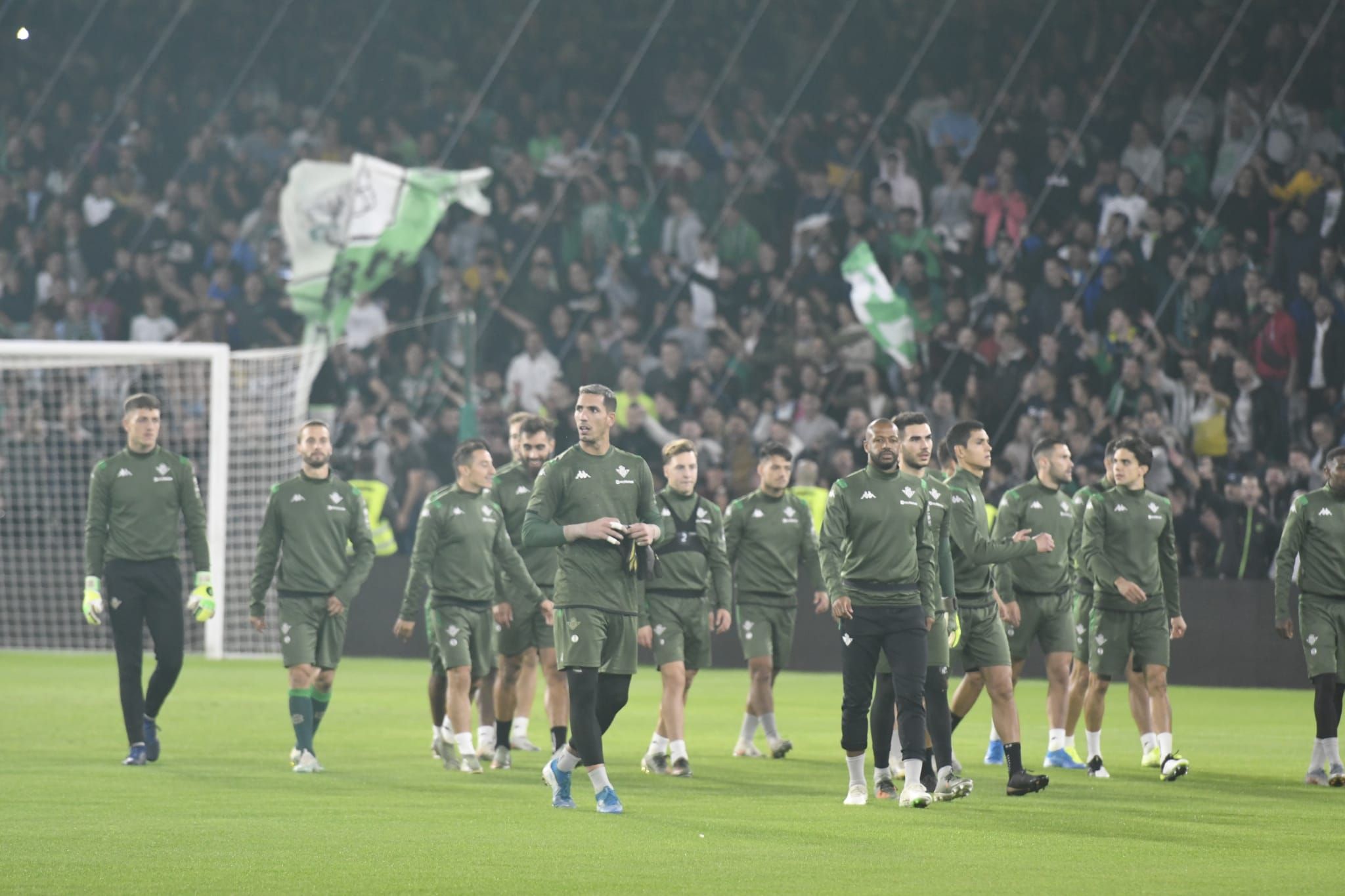 Los jugadores del Betis, durante el entrenamiento a puerta abierta antes del derbi contra el Sevilla.