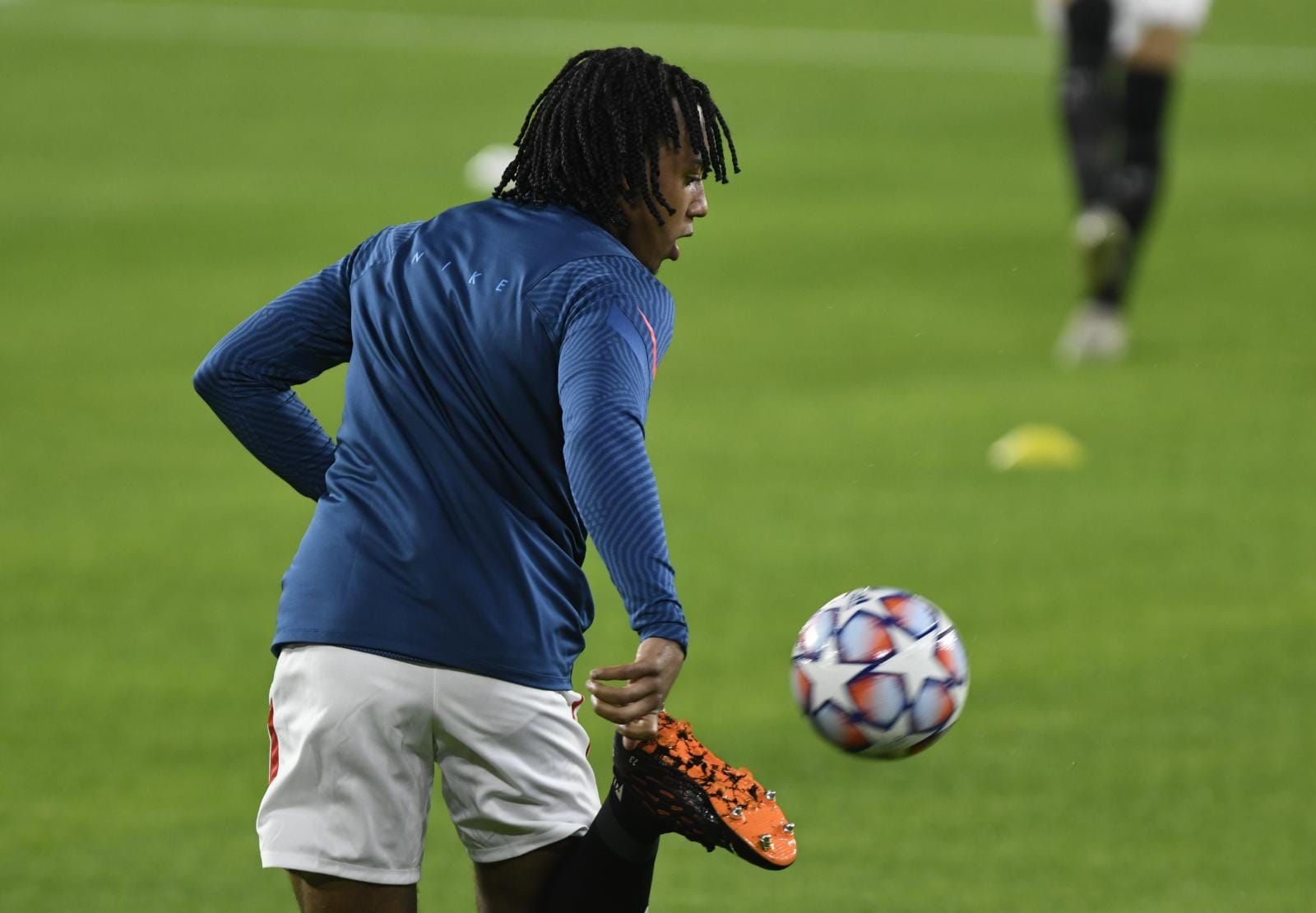 Koundé, en el calentamiento del Sevilla-Rennes.