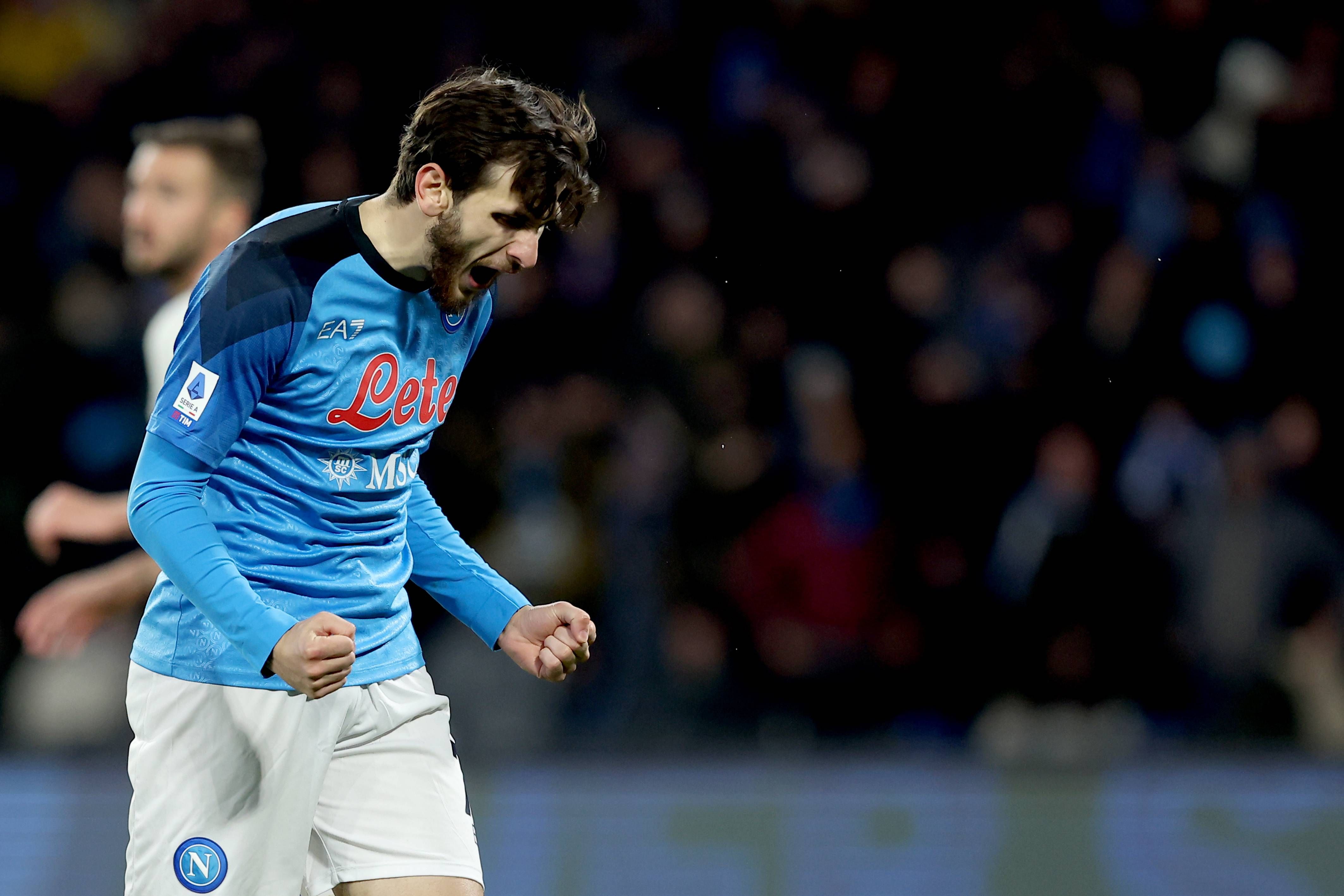 Khvicha Kvaratskhelia celebra un gol con el Nápoles.
