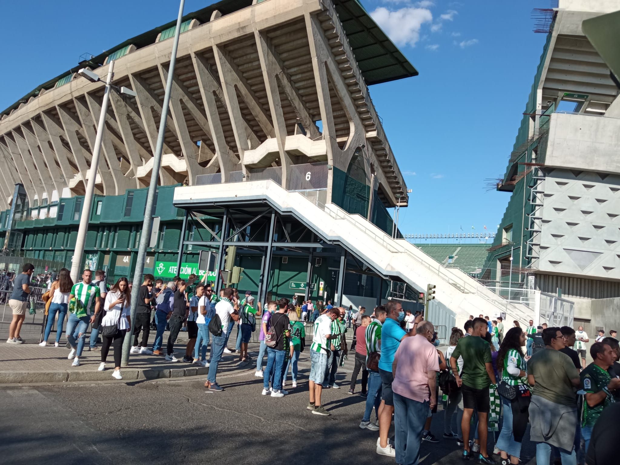  La afición del Betis espera la llegada del autobús del Real Betis.