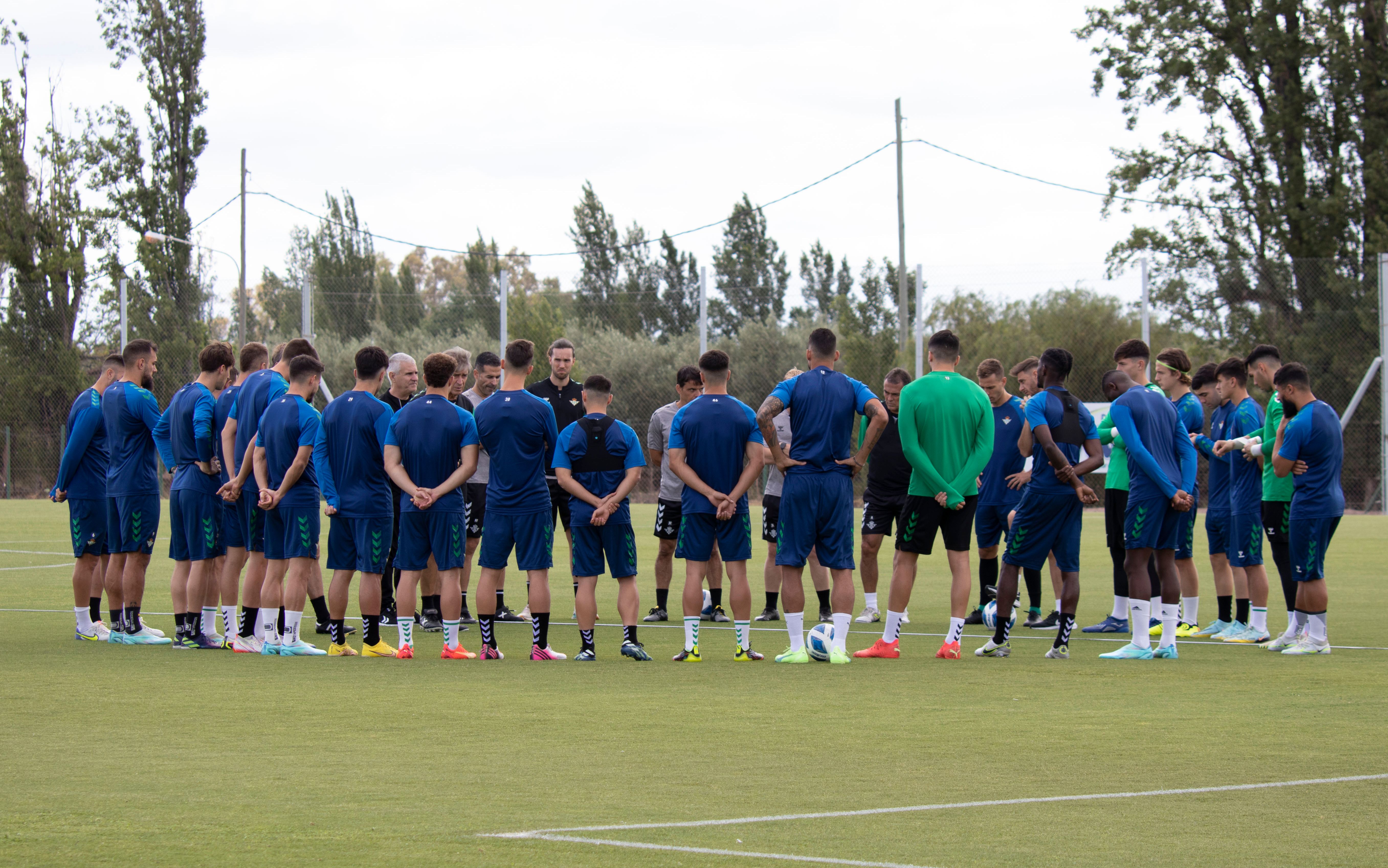  La charla inicial del entrenamiento del Betis