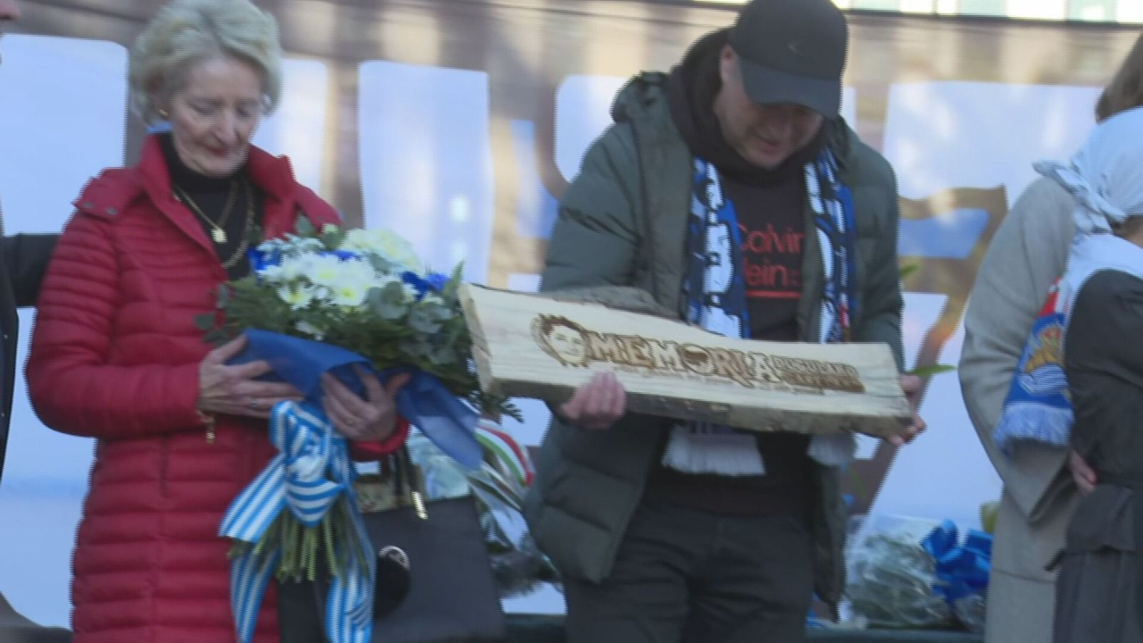  La madre y el hermano de Aitor Zabaleta en el acto homenaje.
