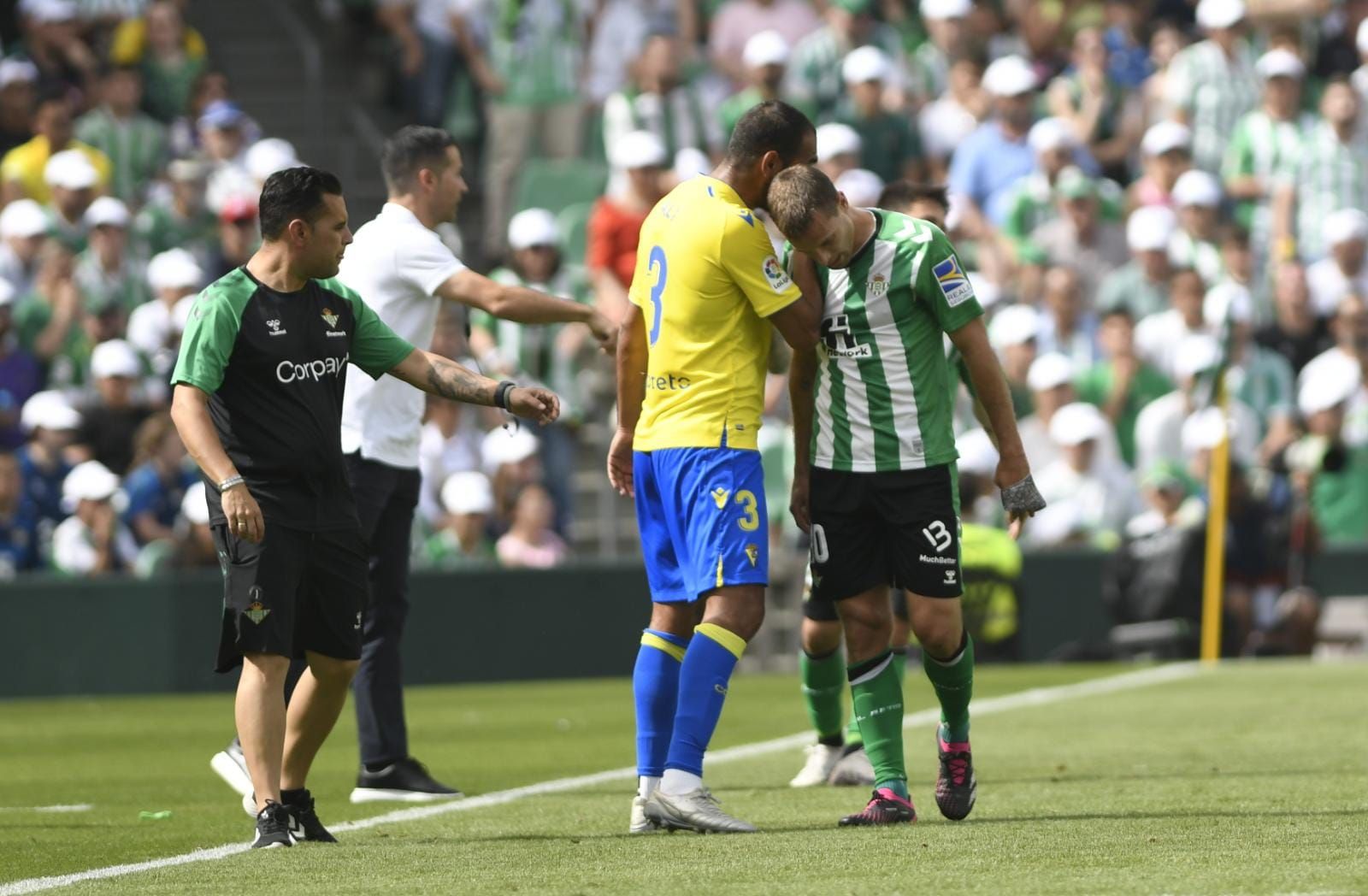  Fali consuela a Sergio Canales tras su expulsión.