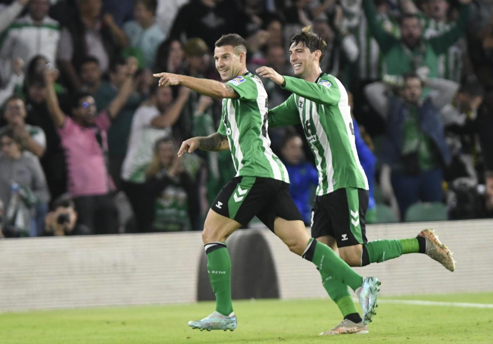 Aitor Ruibal celebra un gol con Juan Miranda