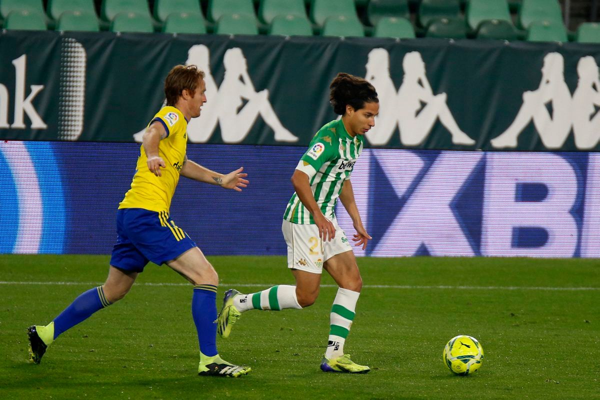  Diego Lainez con la pelota (foto: Kiko Hurtado ).