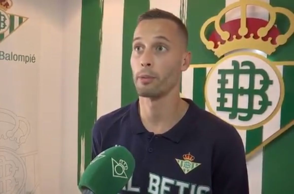 Sergio Canales a su llegada.