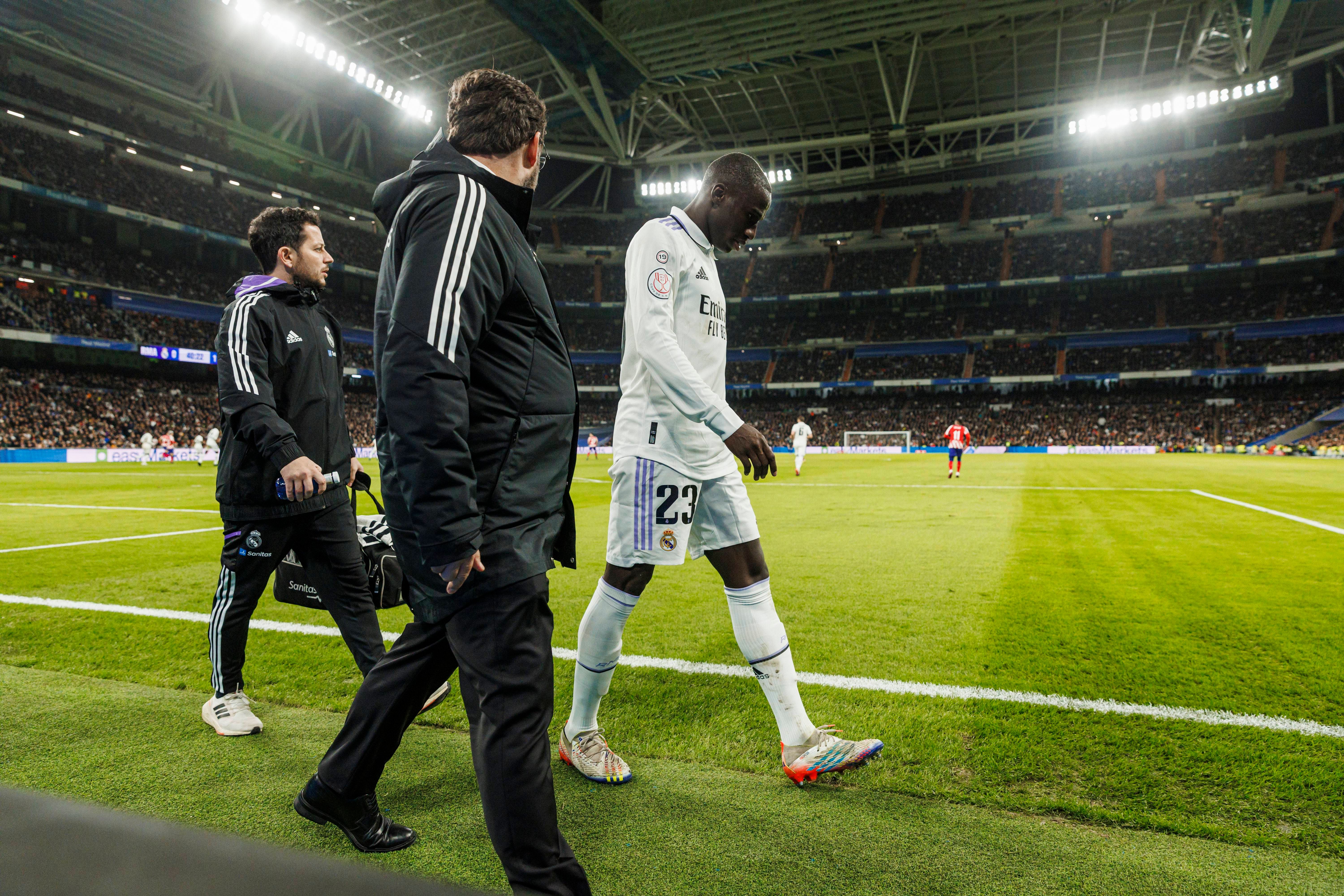 Ferland Mendy se fue lesionado del Real Madrid-Atlético de la Copa del Rey.