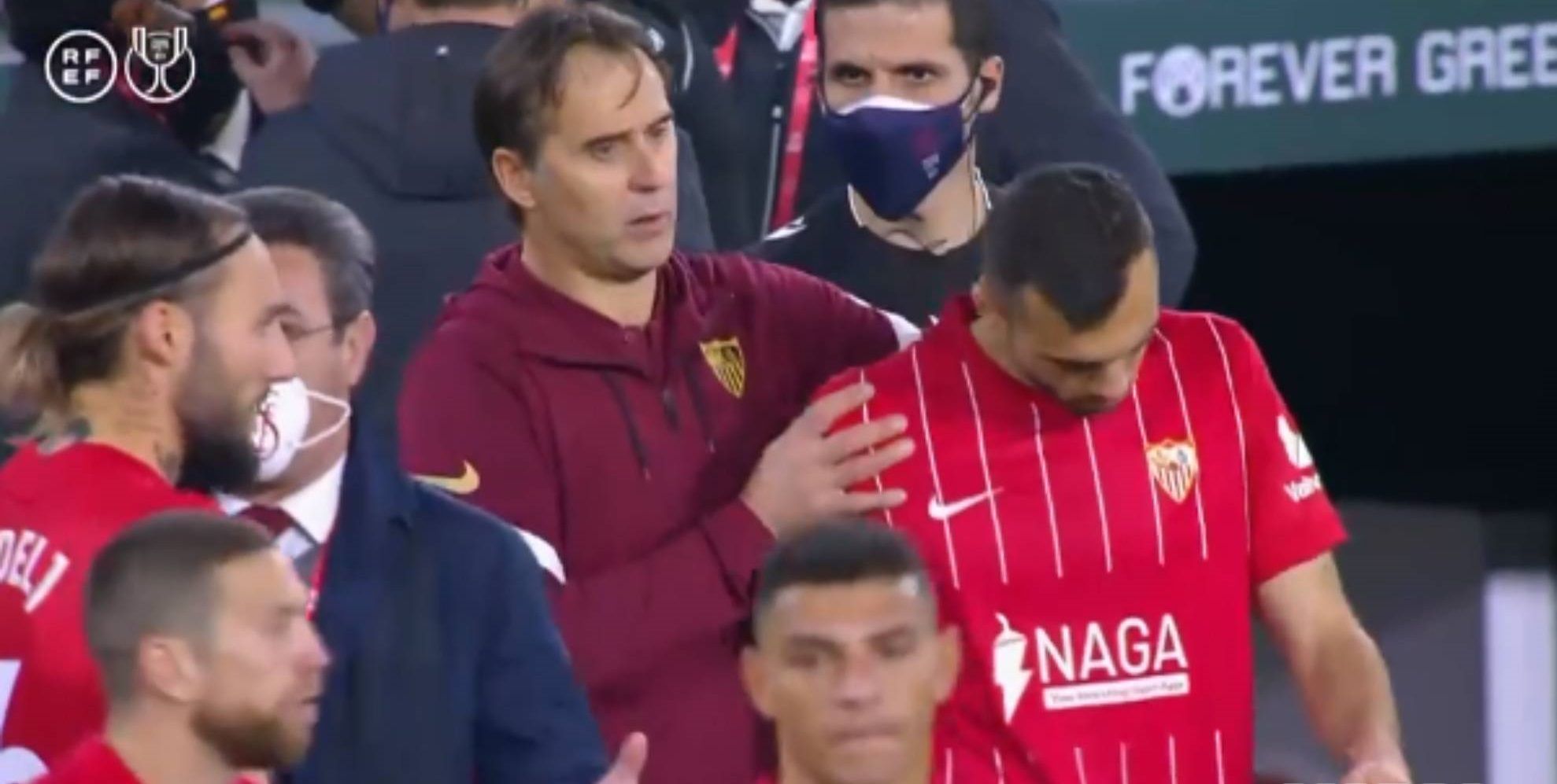  Lopetegui y Jordán dialogan en el derbi copero.