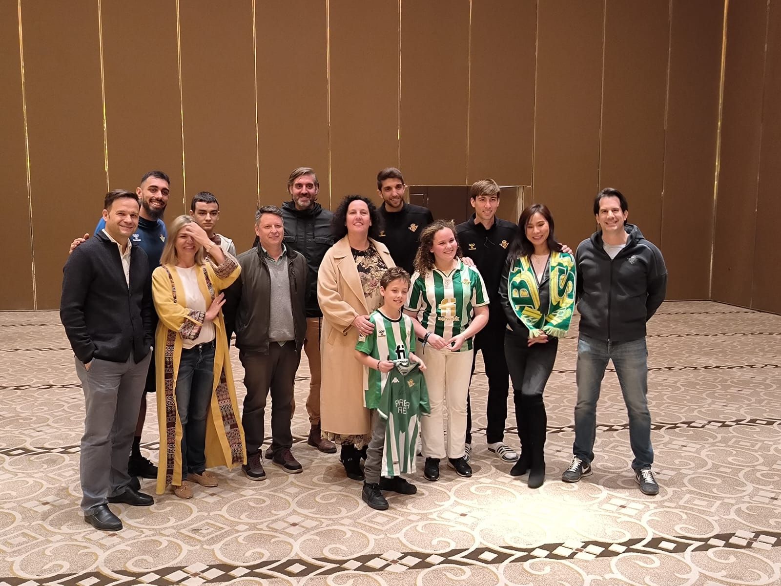  Los aficionados del Betis de la Peña Bética Riad-Pitá.