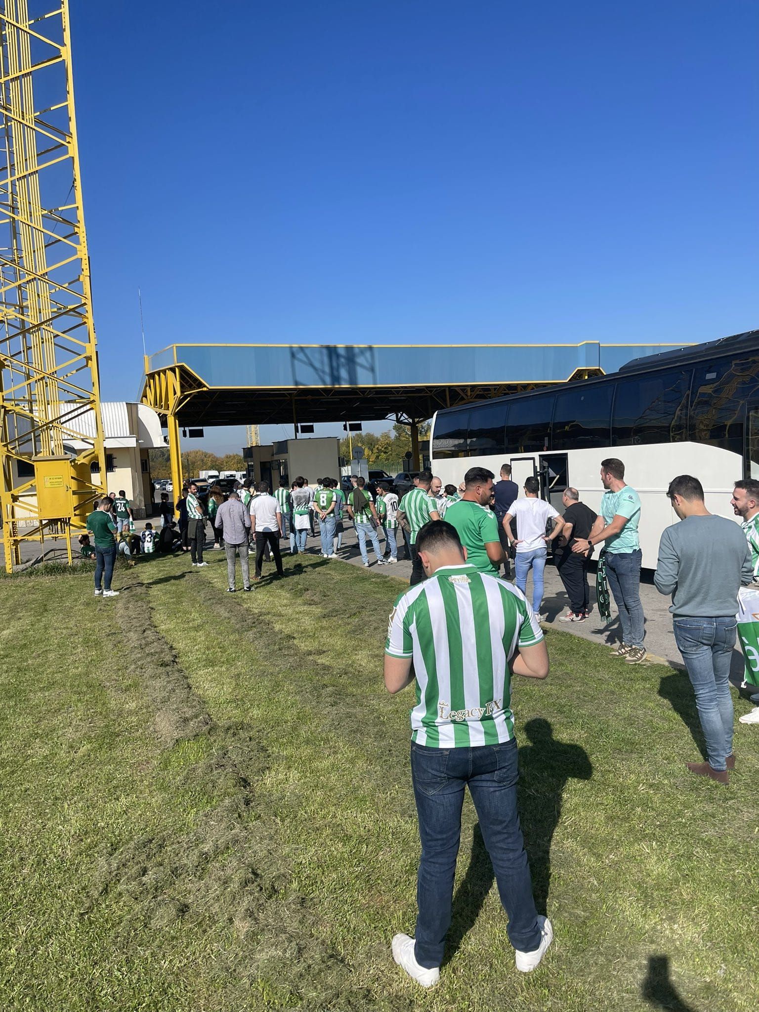  Los aficionados del Betis retenidos en la frontera.